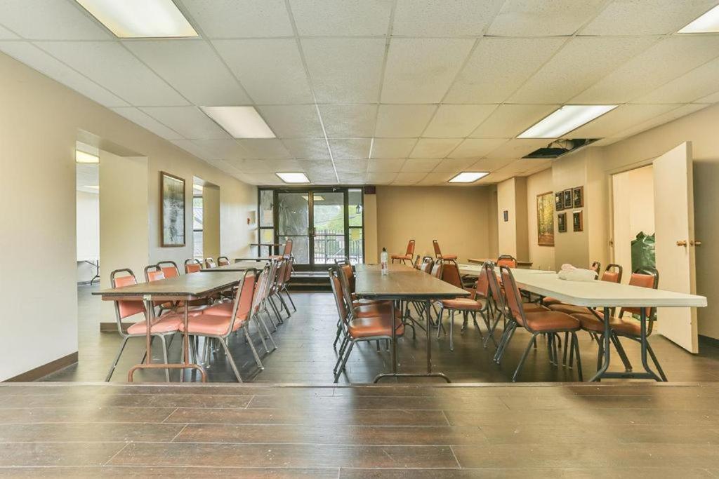 גטלינבורג Family Bear Condos, Full King Suite, Kitchen, Pool Access Unit 103 מראה חיצוני תמונה