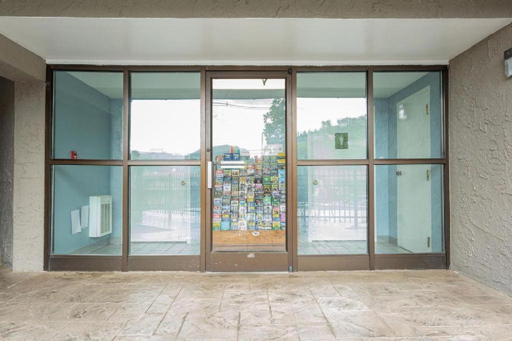 גטלינבורג Family Bear Condos, Full King Suite, Kitchen, Pool Access Unit 103 מראה חיצוני תמונה